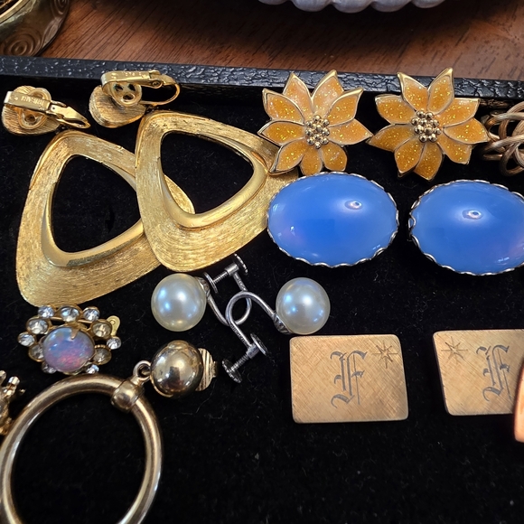 *Final Price* Huge Tray Assortment Lot Vintage Brooches & Earrings Bundle Estate - Picture 15 of 15